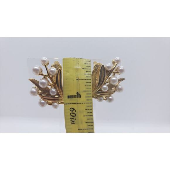 Vintage Trifari Clip On Earrings Gold Tone Faux Pearl Leaf Cluster Signed - Picture 7 of 11